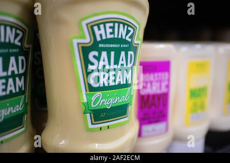 Flaschen von berühmten Heinz Salad Cream Sauce saß auf einem Regal. H.J.Heinz Company, besser bekannt als Heinz, ist eine US-amerikanische Nahrungsmittel- Kom Stockfoto