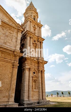 Der späten Renaissance Bell Tower Architektur von San Biagio Kirche außerhalb von Montepulciano in der Toskana Landschaft, Italien EU Stockfoto