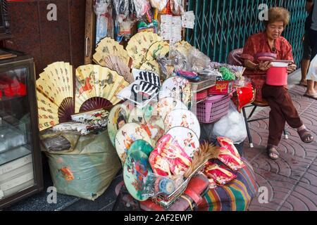 Bangkok, Thailand - 26. Oktober 2013: Frau street Hersteller Ventilatoren Verkauf in Chinatown. Dies ist der älteste Teil der Stadt Stockfoto