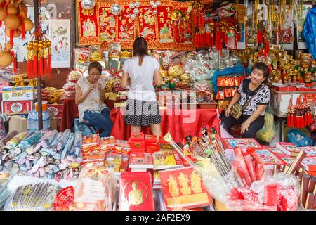 Bangkok, Thailand - 26. Oktober 2013: Verkauf der chinesischen Ware auf der Yaowarat Road in Chinatown. Dies ist der älteste Teil der Stadt Stockfoto