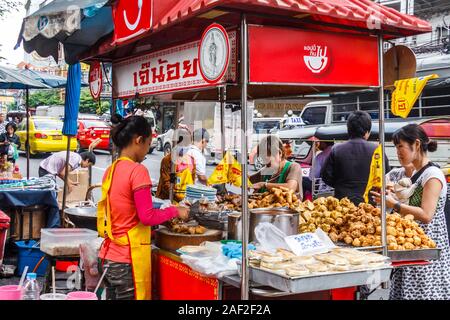 Bangkok, Thailand - 26. Oktober 2013: Street Food vendor in Chinatown. Dies ist der älteste Teil der Stadt Stockfoto