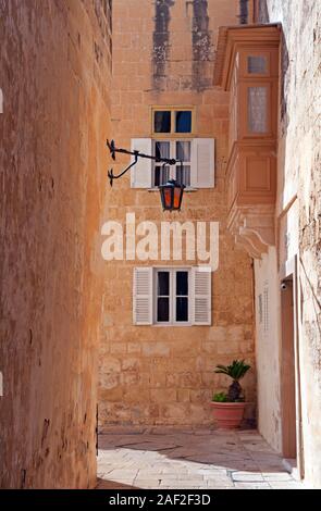 Windows und Laterne in die engen Gassen von Mdina, Malta Stockfoto