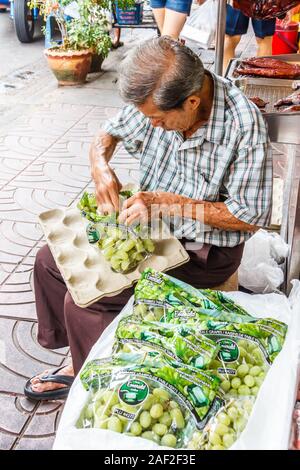 Bangkok, Thailand - 26. Oktober 2013: Street Food Verpackung Trauben für den Verkauf in Chinatown. Dies ist der älteste Teil der Stadt Stockfoto