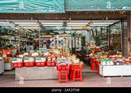 Bangkok, Thailand - 26. Oktober 2013: Typische Lebensmittelgeschäft auf der Yaowarat Road in Chinatown. Dies ist der älteste Teil der Stadt Stockfoto