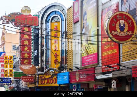 Bangkok, Thailand - 26. Oktober 2013: Werbeschilder auf Yaowarat Road. Chinatown ist der älteste Teil der Stadt Stockfoto