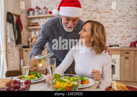 Positiv erfreut ältere Menschen zusammen Zeit verbringen Stockfoto