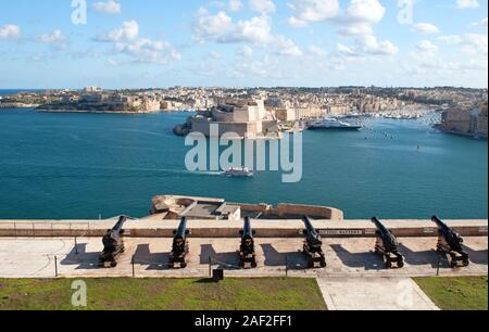 Blick auf die Drei Städte aus der ehrenkompanie Batterie am oberen Barracca Gärten, Valletta, Malta Stockfoto