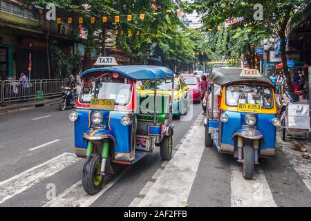 Bangkok, Thailand - 26. Oktober 2013. Tuk Tuks, auf einer Straße in der Stadt. Diese Methode der öffentliche Verkehr ist immer noch beliebt. Stockfoto