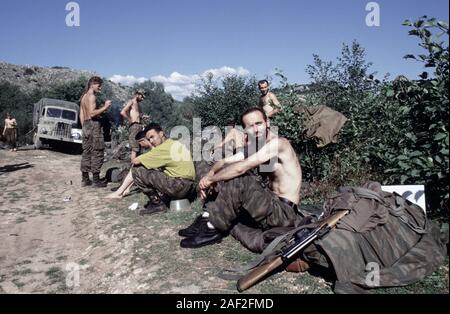 13. August 1993 während des Krieges in Bosnien: BSA (bosnisch-serbischen) Soldaten in der heißen Sonne auf Bjelašnica Berge entspannen Sie sich nach heftigen Kämpfen mit ARBiH Kräfte. Stockfoto