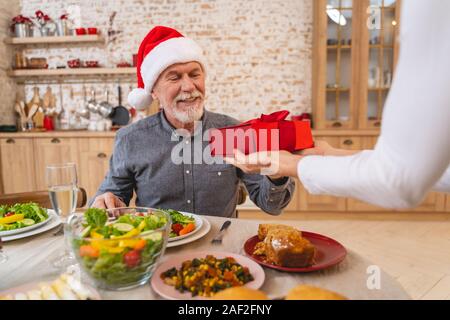 Positiv erfreut, älterer Mann, festliches Abendessen Stockfoto
