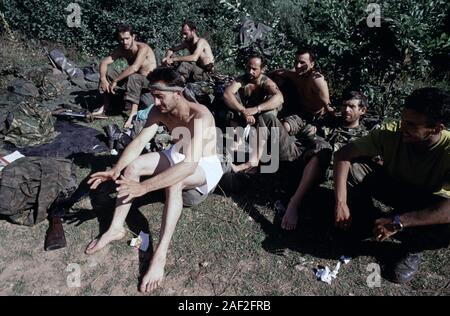 13. August 1993 während des Krieges in Bosnien: BSA (bosnisch-serbischen) Soldaten in der heißen Sonne auf Bjelašnica Berge entspannen Sie sich nach heftigen Kämpfen mit ARBiH Kräfte. Stockfoto