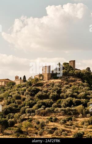 Toskana Sommerlandschaft - die mittelalterlichen Turm Befestigungen der Bergdorf Monticchiello in der Landschaft des Orcia-Tals Toskana Italien EU Stockfoto