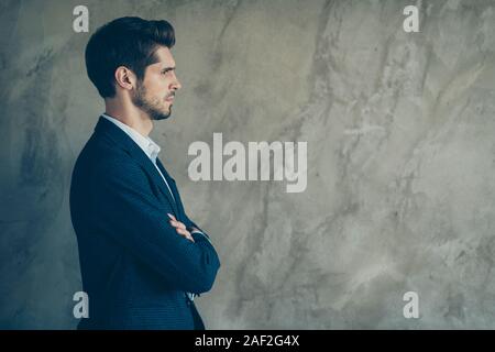 Profil Seite Foto von Unternehmen Eigentümer mann Kreuz Hände bereit lösen Enterprise Probleme real Young Expert tragen Blau elegantes Outfit über isoliert Stockfoto