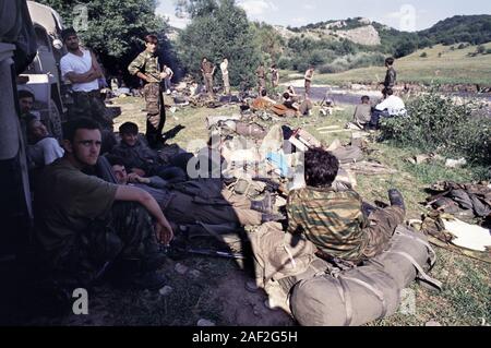 13. August 1993 während des Krieges in Bosnien: BSA (bosnisch-serbischen) Soldaten in der heißen Sonne auf Bjelašnica Berge entspannen Sie sich nach heftigen Kämpfen mit ARBiH Kräfte. Stockfoto