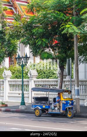 Bangkok, Thailand - 26. Oktober 2013. Tuk Tuk warten für Geschäfte außerhalb Wat Pho. Diese Methode der öffentliche Verkehr ist immer noch beliebt. Stockfoto
