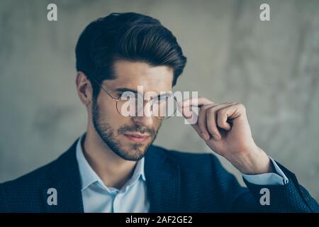 Schließen Sie herauf Foto der fokussierten Geschäftsmann reiche Besitzer der Firma touch seine moderne technische Daten fühlen sich verträumt tragen moderne Kleidung über Grau isoliert Traum Stockfoto