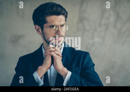 Profil Seite Foto von Gleichgesinnten nachdenklich reiche Geschäftsmann Blick copyspace Traum über Karriere Verschleiß modernes Outfit über Grau isoliert Stockfoto