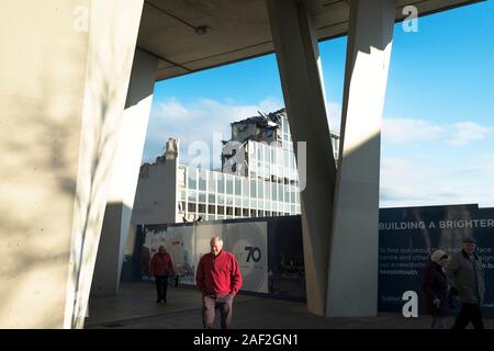 Menschen zu Fuß vorbei an der Stelle des alten Postgebäude als Teil der lang ersehnte Sanierung von Basildon Stadtzentrum im Ess abgerissen Stockfoto