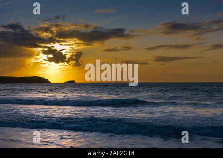 Eine schöne intensive Sonnenuntergang auf den Fistral Bay in Newquay in Cornwall. Stockfoto