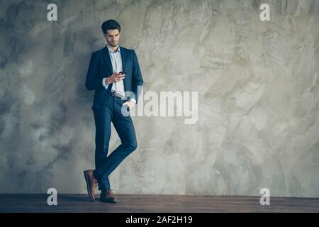 Volle Länge Körper Größe Foto des fokussierten Mann auf der Suche nach notwendigen Informationen tragen Anzug isoliert graue Farbe Hintergrund Stockfoto