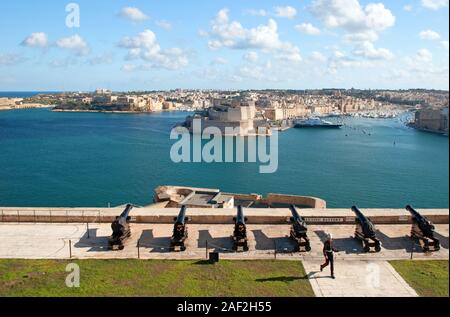 Kanonen an der ehrenkompanie Batterie, oberen Barracca Gärten, mit Blick auf den Hafen von Valletta, Malta Stockfoto