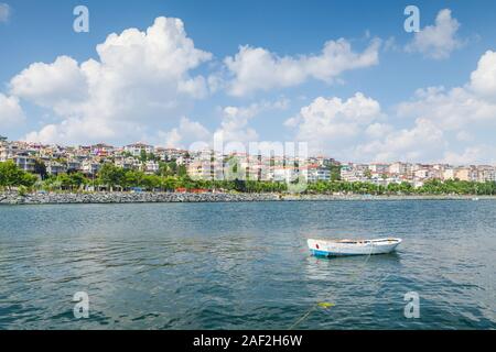 Kleines hölzernes Fischerboot in Avcilar, Stadtteil von Istanbul, Türkei günstig Stockfoto