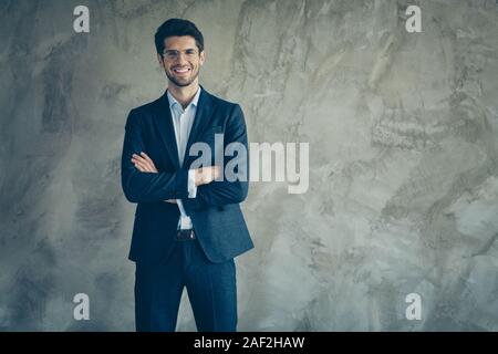 Foto fröhliche, schöne attraktive Brunet behaartes Unternehmer mit gekreuzten Armen lächelnd toothily sein Erfolg zeigt durch das Tragen teurer formale Stockfoto