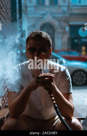 Silhouette von Shisha Teekocher Durchbrennenrauch im Dunkeln. Stockfoto