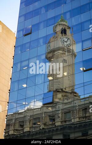 Wahlperiode Clock Tower Reflexion in Buenos Aires, Argentinien Stockfoto