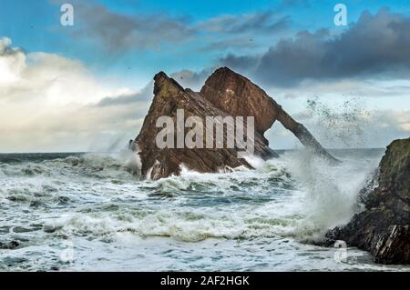 Bogen GEIGE ROCK PORTKNOCKIE Küste von Moray in Schottland stürmischen WINTER WETTER DAS MEER UND FELSEN in der GISCHT UND SPRAY ABGEDECKT Stockfoto