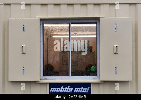 Ein umgebauter Schiffscontainer, der als Wahllokal in Dudley, West Midlands verwendet wird. In der 2019 allgemeine Wahlen. Bild Datum: Donnerstag, 12. Dezember 2019. Siehe PA Geschichte Politik Wahlen. Photo Credit: Jacob König/PA-Kabel Stockfoto