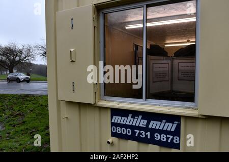 Ein umgebauter Schiffscontainer, der als Wahllokal in Dudley, West Midlands verwendet wird. In der 2019 allgemeine Wahlen. Bild Datum: Donnerstag, 12. Dezember 2019. Siehe PA Geschichte Politik Wahlen. Photo Credit: Jacob König/PA-Kabel Stockfoto
