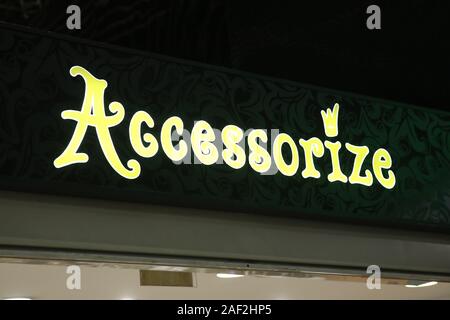 Lissabon, Portugal. 11 Dez, 2019. Accessorize Logo am Flughafen Lissabon Portela gesehen. Credit: Sergei Mikhaylichenko/SOPA Images/ZUMA Draht/Alamy leben Nachrichten Stockfoto