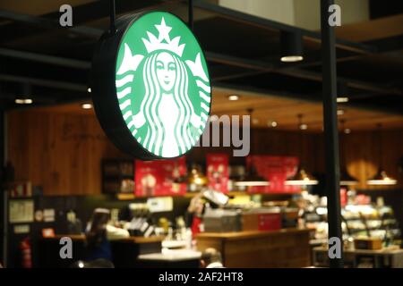 Dezember 11, 2019, Lissabon, Portugal: Starbucks Kaffee restaurant logo am Flughafen Lissabon Portela gesehen. (Bild: © sergei Mikhaylichenko/SOPA Bilder über ZUMA Draht) Stockfoto