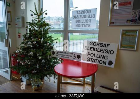 Carmarthen, Großbritannien. 12. Dezember, 2019. Weihnachtsbaum im Wahllokal in Carmarthen Town AFC Klubhaus. Die Bundestagswahl 2019 war die erste seit 1923 im Dezember gehalten zu werden. Credit: gruffydd Ll. Thomas/Alamy leben Nachrichten Stockfoto