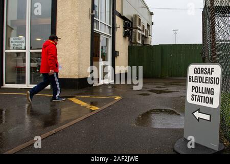 Carmarthen, Großbritannien. 12. Dezember, 2019. Ein Wähler kommt im Wahllokal in Carmarthen Town AFC Klubhaus. Credit: gruffydd Ll. Thomas/Alamy leben Nachrichten Stockfoto