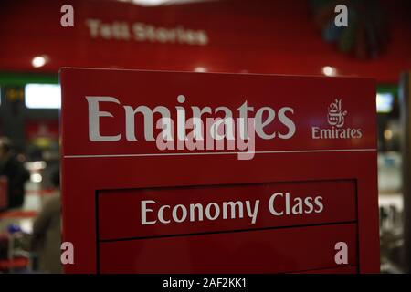 Lissabon, Portugal. 11 Dez, 2019. Emirates Logo am Flughafen Lissabon Portela gesehen. Credit: Sergei Mikhaylichenko/SOPA Images/ZUMA Draht/Alamy leben Nachrichten Stockfoto