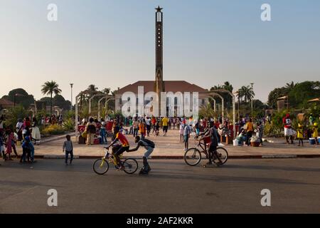 Bissau, Republik Guinea-Bissau - 11. Februar 2018: Street Scene in der Stadt Bissau mit Menschen an der Praca dos Herois Nacionais, Guinea-Bis Stockfoto