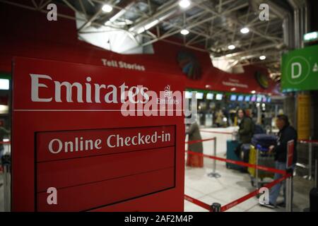 Lissabon, Portugal. 11 Dez, 2019. Emirates Logo am Flughafen Lissabon Portela gesehen. Credit: Sergei Mikhaylichenko/SOPA Images/ZUMA Draht/Alamy leben Nachrichten Stockfoto