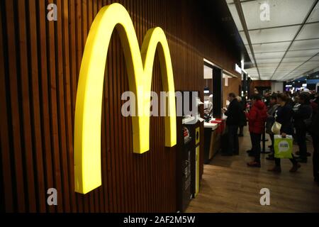 Lissabon, Portugal. 11 Dez, 2019. McDonald's Restaurant Logo am Flughafen Lissabon Portela gesehen. Credit: Sergei Mikhaylichenko/SOPA Images/ZUMA Draht/Alamy leben Nachrichten Stockfoto