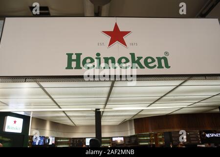 Lissabon, Portugal. 11 Dez, 2019. Heineken Logo am Flughafen Lissabon Portela gesehen. Credit: Sergei Mikhaylichenko/SOPA Images/ZUMA Draht/Alamy leben Nachrichten Stockfoto