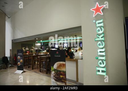 Lissabon, Portugal. 11 Dez, 2019. Heineken Logo am Flughafen Lissabon Portela gesehen. Credit: Sergei Mikhaylichenko/SOPA Images/ZUMA Draht/Alamy leben Nachrichten Stockfoto