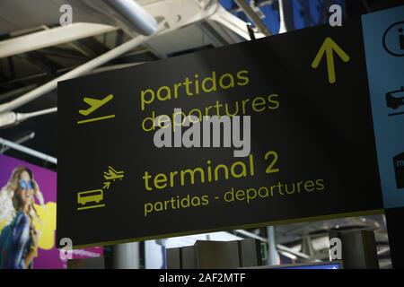 Lissabon, Portugal. 11 Dez, 2019. Abfahrt Logo am Flughafen Lissabon Portela gesehen. Credit: Sergei Mikhaylichenko/SOPA Images/ZUMA Draht/Alamy leben Nachrichten Stockfoto