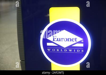 Lissabon, Portugal. 11 Dez, 2019. Euronet Logo am Flughafen Lissabon Portela gesehen. Credit: Sergei Mikhaylichenko/SOPA Images/ZUMA Draht/Alamy leben Nachrichten Stockfoto