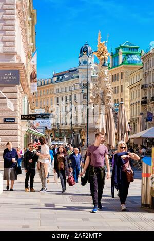 Menschen, die Touristen an der Pestsäule am Graben Straße Wien Stockfoto