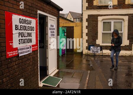 Cardiff, Großbritannien. 12. Dezember, 2019. Britischen Wahlen, Wähler trotzen dem Wetter ihre Stimmen im Wahlkreis von Cardiff zu werfen, die zuvor mit einer großen Mehrheit von Jo Stevens von der Labour Party, Cardiff, Cardiff statt. Credit: Haydn Denman/Alamy Leben Nachrichten. Stockfoto