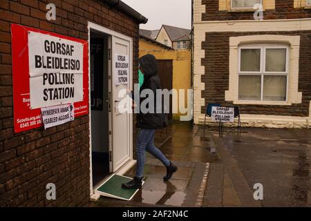 Cardiff, Großbritannien. 12. Dezember, 2019. Britischen Wahlen, Wähler trotzen dem Wetter ihre Stimmen im Wahlkreis von Cardiff zu werfen, die zuvor mit einer großen Mehrheit von Jo Stevens von der Labour Party, Cardiff, Cardiff statt. Credit: Haydn Denman/Alamy Leben Nachrichten. Stockfoto