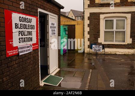 Cardiff, Großbritannien. 12. Dezember, 2019. Britischen Wahlen, Wähler trotzen dem Wetter ihre Stimmen im Wahlkreis von Cardiff zu werfen, die zuvor mit einer großen Mehrheit von Jo Stevens von der Labour Party, Cardiff, Cardiff statt. Credit: Haydn Denman/Alamy Leben Nachrichten. Stockfoto