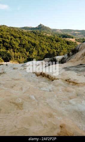 Die natürlichen heißen Thermalwasser und Blick auf Rocca d'Orcia vom Hilltop Spa Village von Bagno Vignoni im Val d'Orcia Toskana Italien Stockfoto