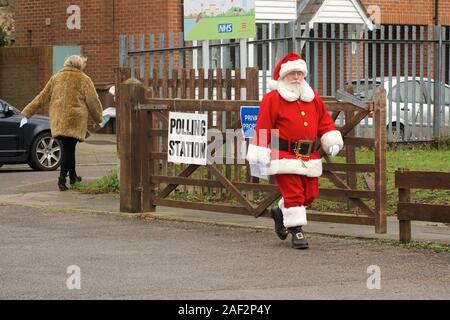 South Woodham Ferrers, Essex, Großbritannien. 12. Dezember, 2019. Die Menschen ihre Stimmabgabe im Wahllokal - Blick auf 'Santa Claus' Credit: Ben Rektor/Alamy leben Nachrichten Stockfoto